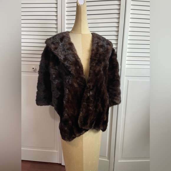 Vintage LLoyd’s / Oleg Cassini Mink Fur Shawl Cape - Picture 4 of 9